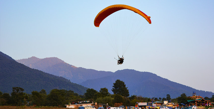 Paragliding in Bir Billing Himachal Pradesh